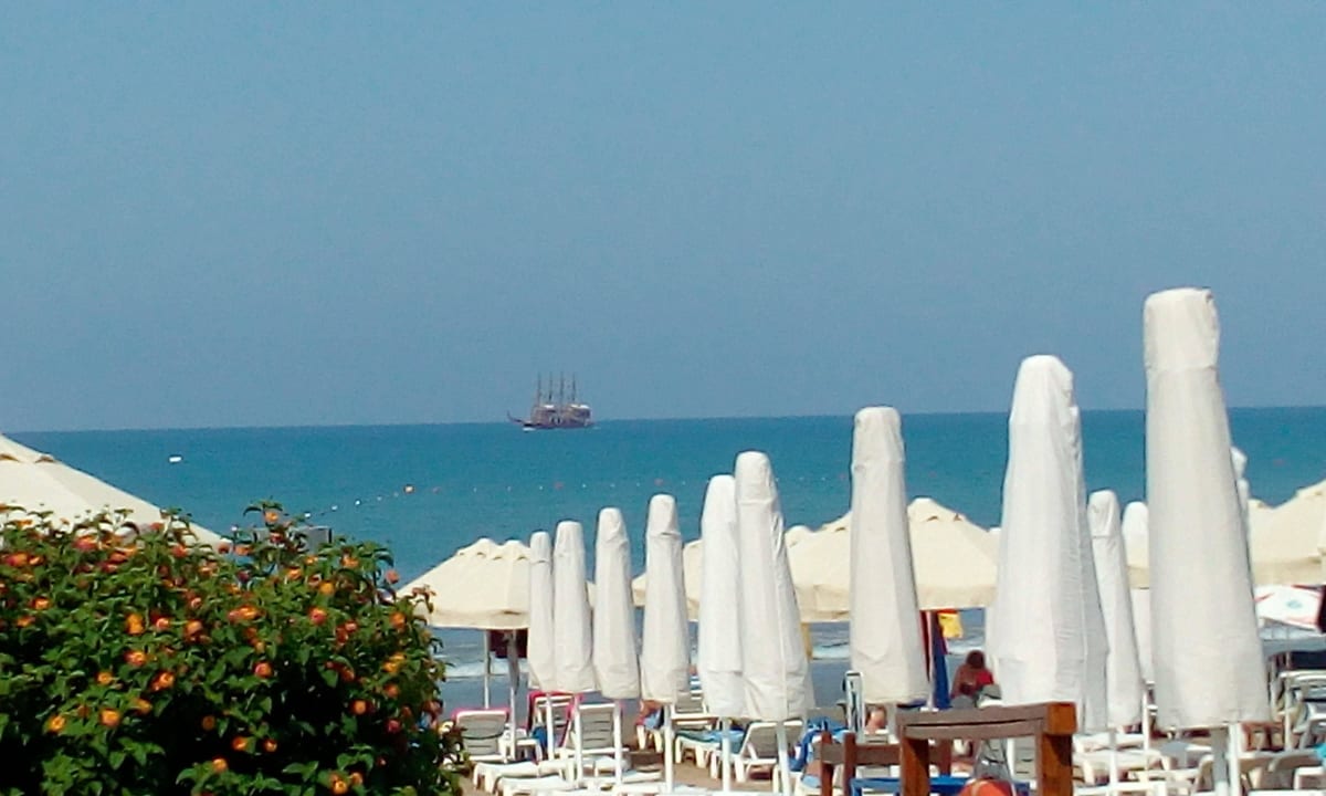 Hotelstrand zur Mittagszeit Trendy Side Beach Hotel - Adults only