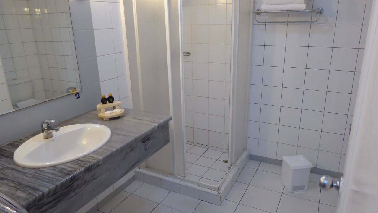 Bad mit rostiger Dusche Hotel Jagua Affiliated by Meliá