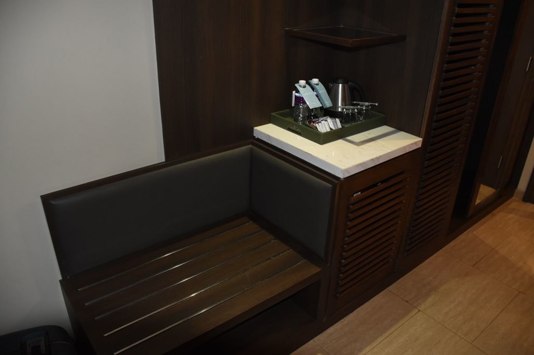 Kofferablage, Minibar, Kaffee-/Teezubereiter Hotel Mercure Bali Legian