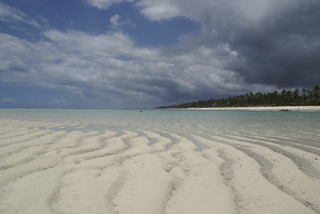 Strand mit Blick auf Festland Neptune Pwani Beach Resort & Spa