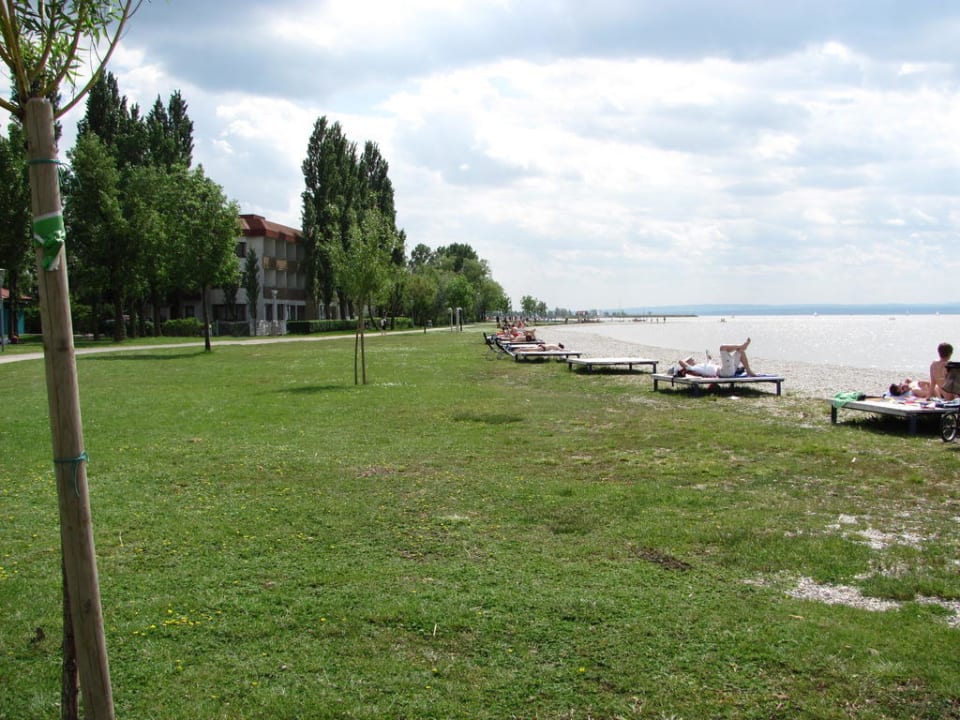 Strand vor dem Hotel Attila Hotel Seewirt & Attila