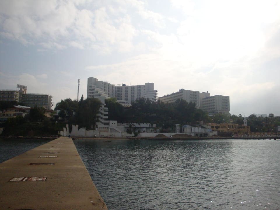 Blick vom Steg auf das ganze Hotel Hotel Vista Hill