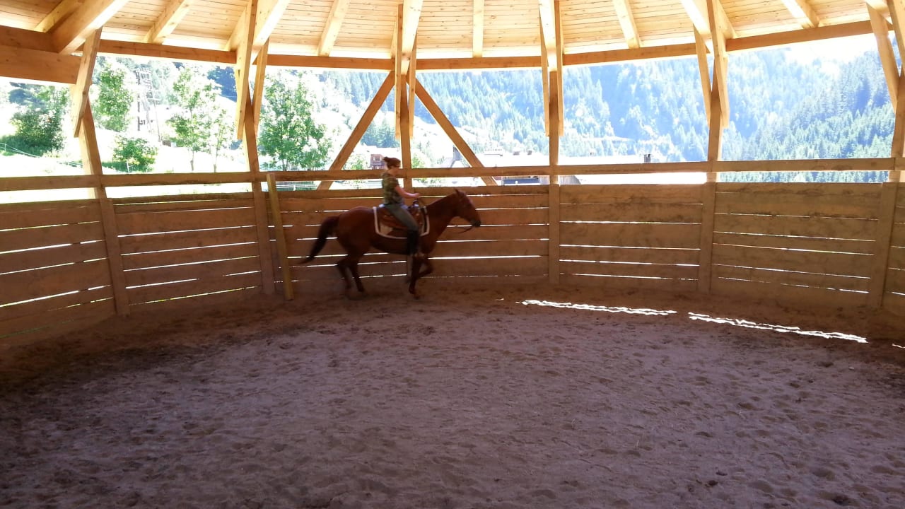 Roundpen Hotel ORTNERHOF - Reiten . Wandern . Genießen