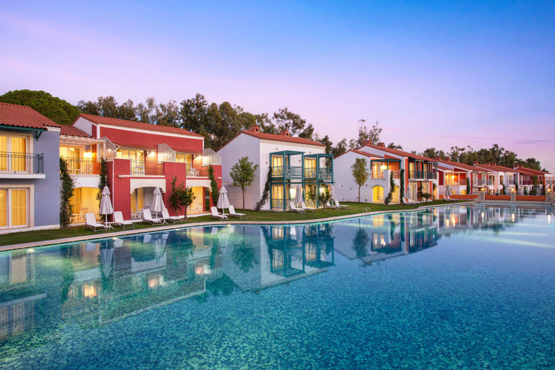 Swim up villas pool IC Hotels Santai Family Resort