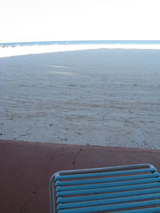 Blick von der Terrasse zum Strand Hotel Dolphin Beach Resort