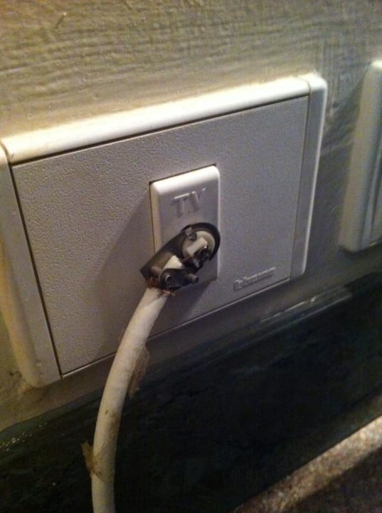 Ungesicherte Kabel² Golden Beach Resort