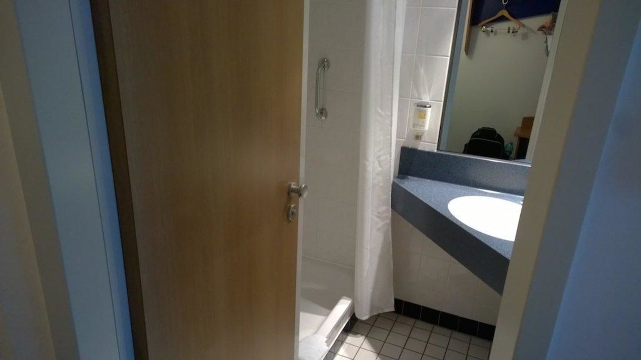 Bad: Tür schließt wahlweise WC oder gesamtes Bad Median Hotel Hannover Messe