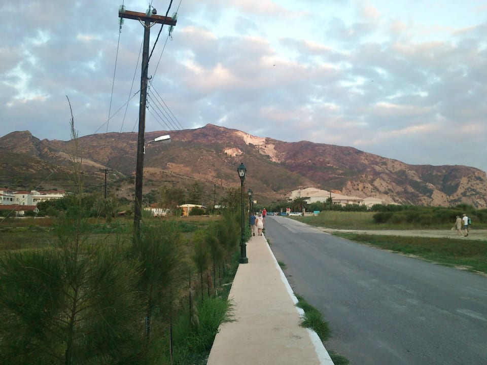 Ulica przed hotelem Caretta Island Hotel