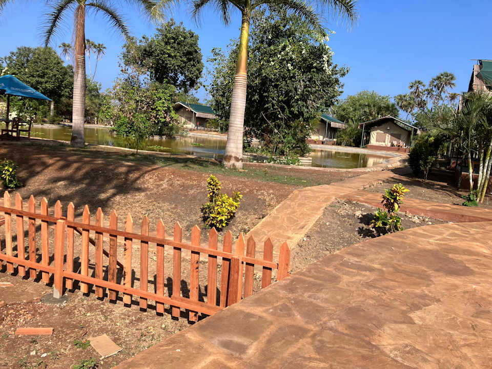 Gartenanlage BoraBora Wildlife park and Luxury Tented Safari Camp Diani