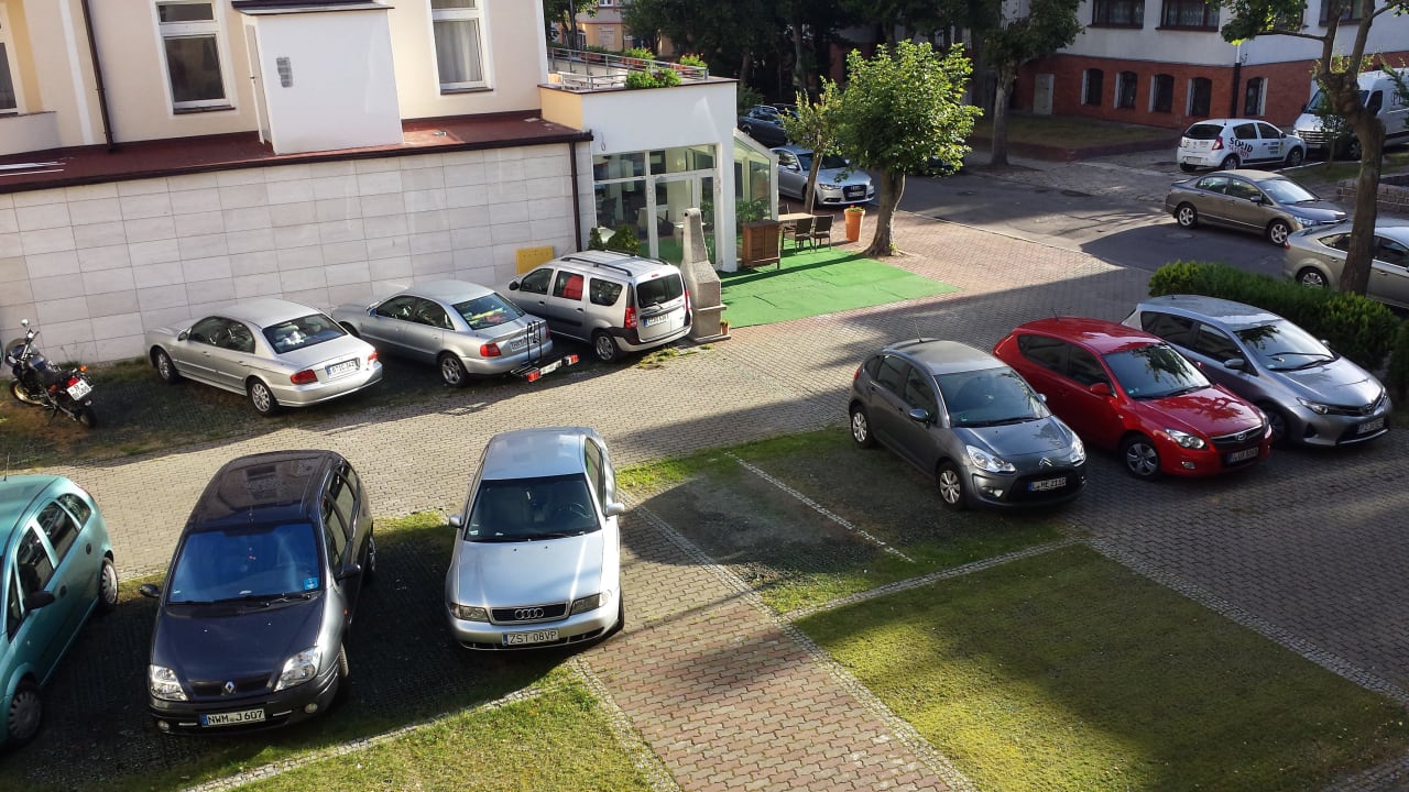 Blick zum Parkplatz Hotel Atol
