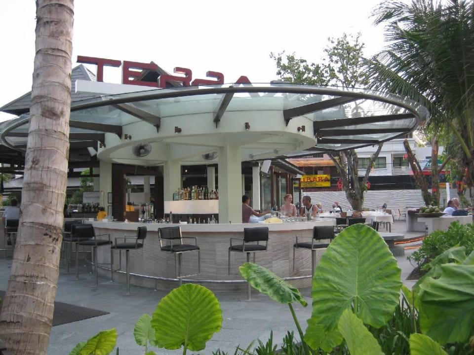 Bar am Eingang Hauptstrasse Holiday Inn Resort Phuket