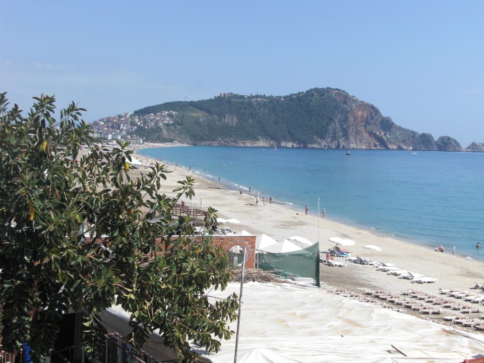 Blick vom Zimmer (seitl. Meerblick) auf den Strand Muz Hotel