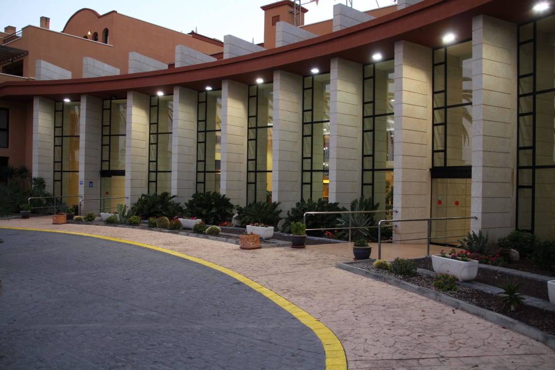 Hoteleingang Grand Muthu Golf Plaza Hotel & Spa