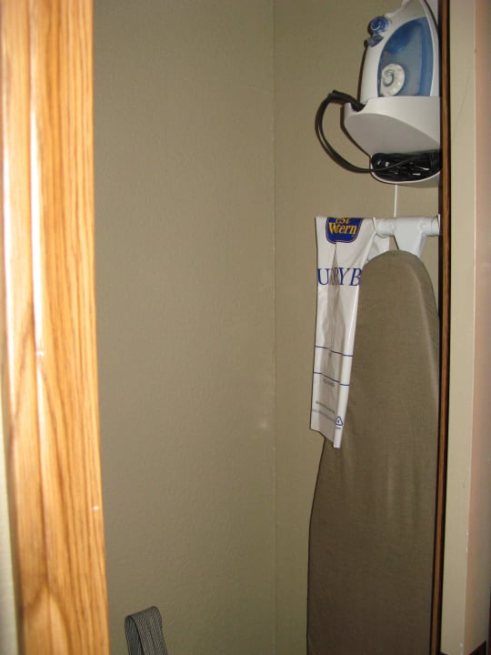 Bügelbrett und -eisen im Zimmer Stroud Motor Lodge