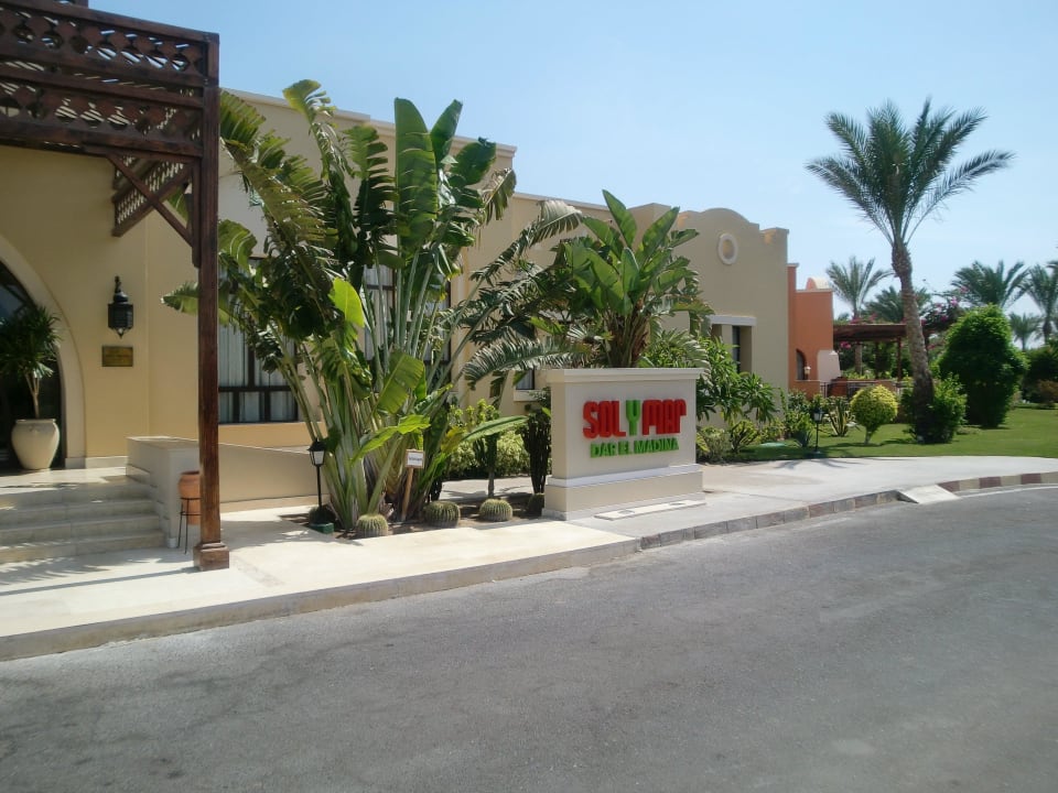 Vor dem Hotel Jaz Dar EL Madina