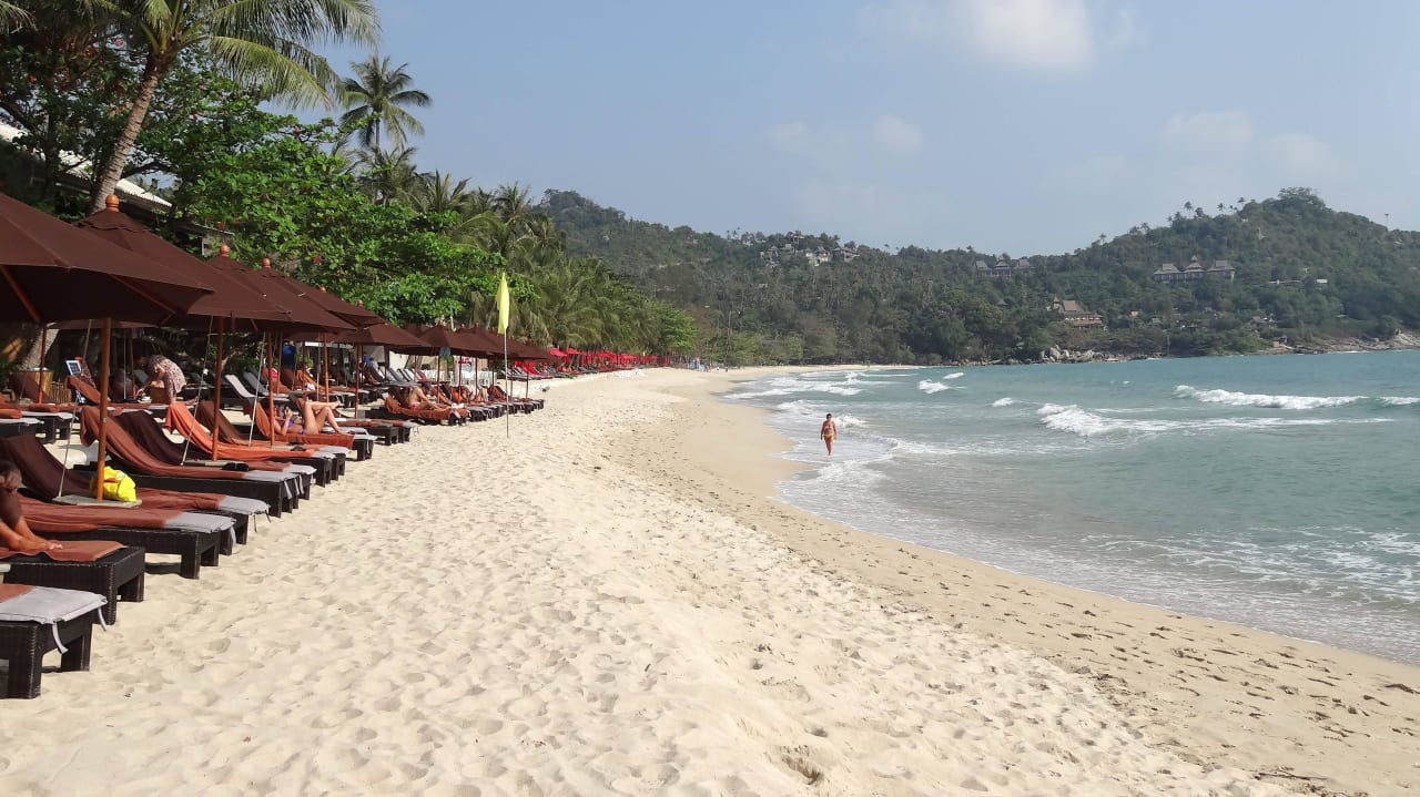 Langer, flasch abfallender Strand Buri Rasa Village Phangan