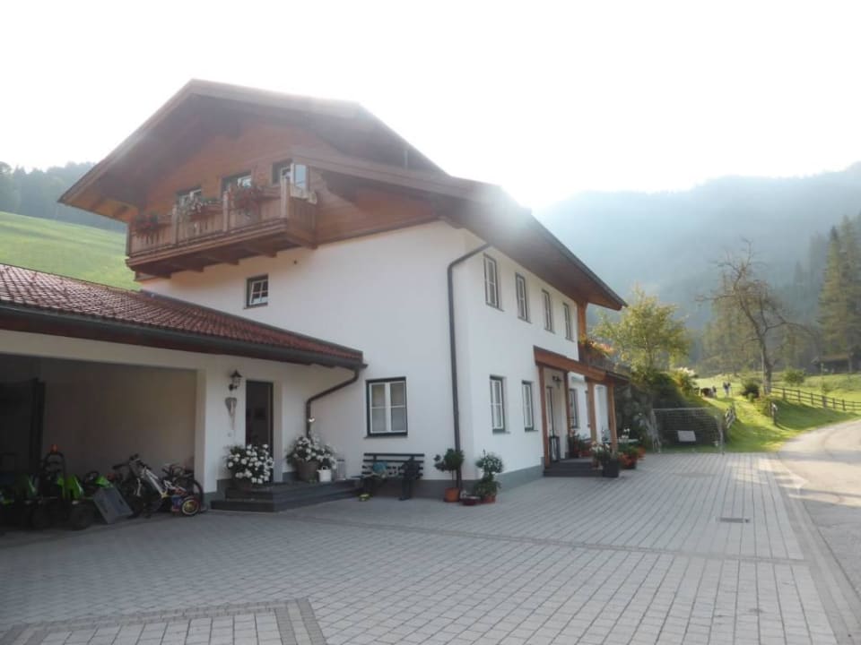 Ansicht Wohnhaus und Fewo Hotel Windbachgut