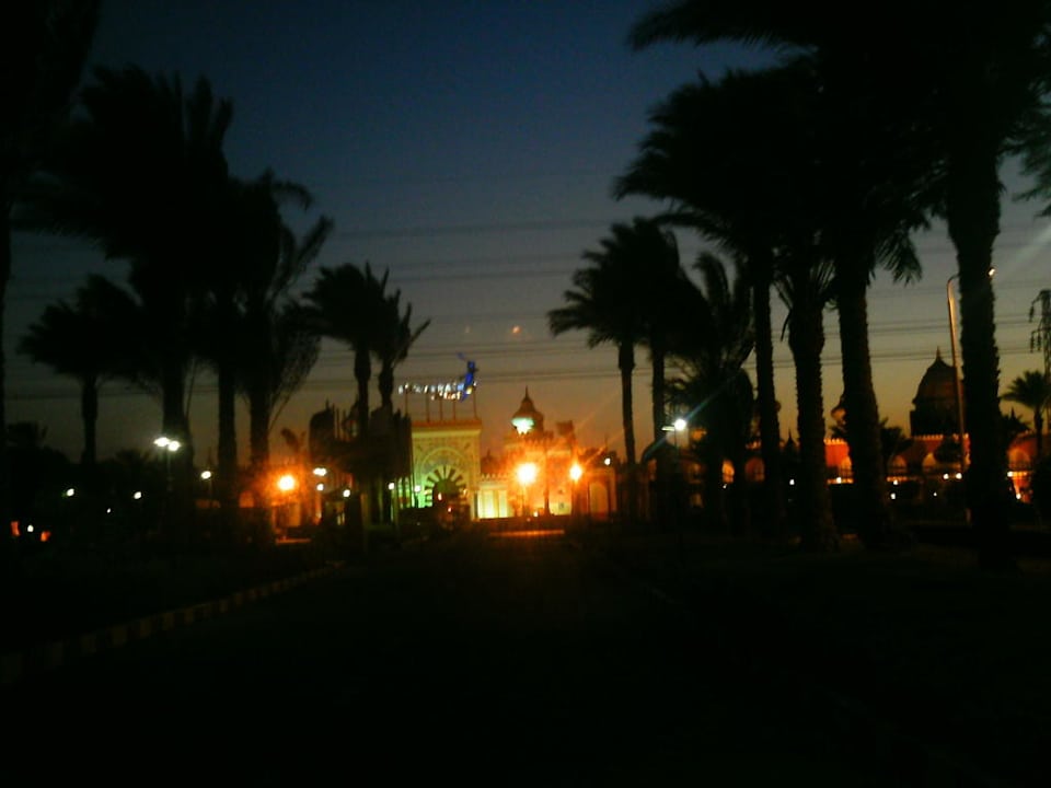 Am Abend von weiten Pickalbatros Alf Leila Wa Leila Resort - Neverland Hurghada