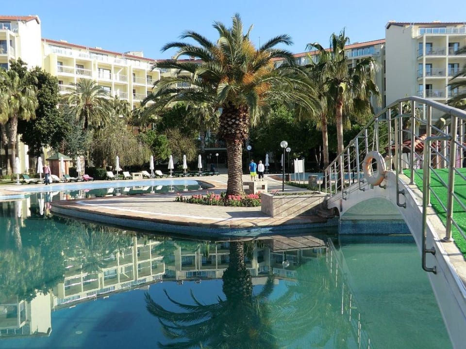 Teil der Poolanlage mit Blick auf das Haupthaus Arum Barut Collection