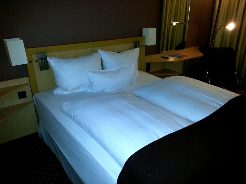 Großes, komfortables Bett Hotel NH Leipzig Messe