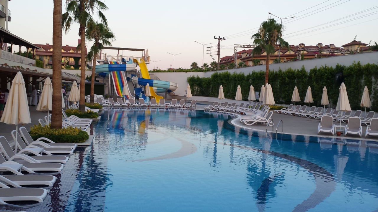 Pool Mary Hotel Side