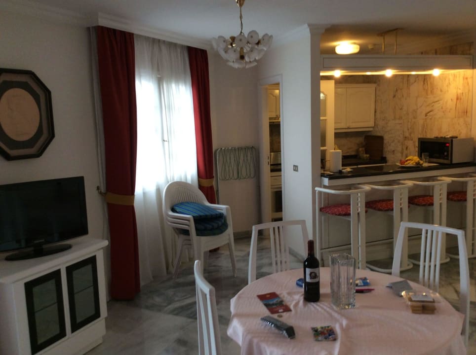 Essbereich und LCD Fernseher Apartamentos Casablanca
