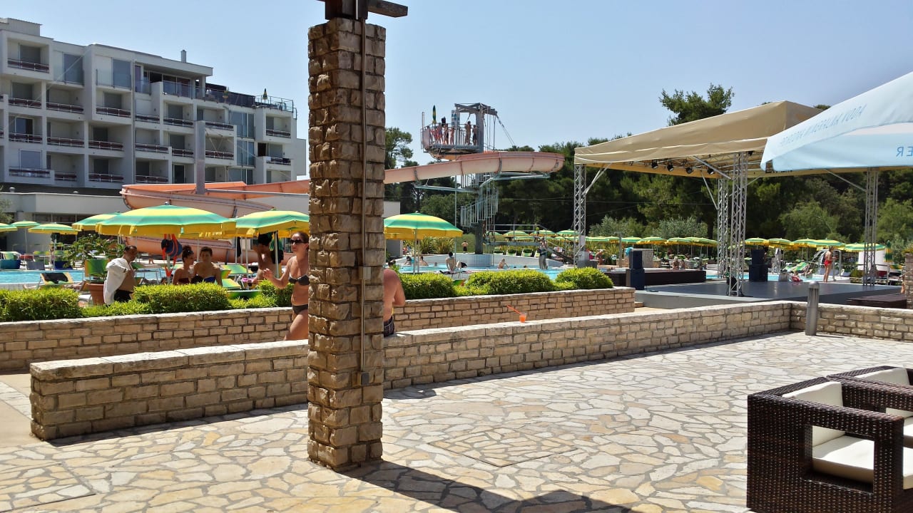 Blick von der Tramatonabar zum Poolbereich Falkensteiner Club Funimation Borik