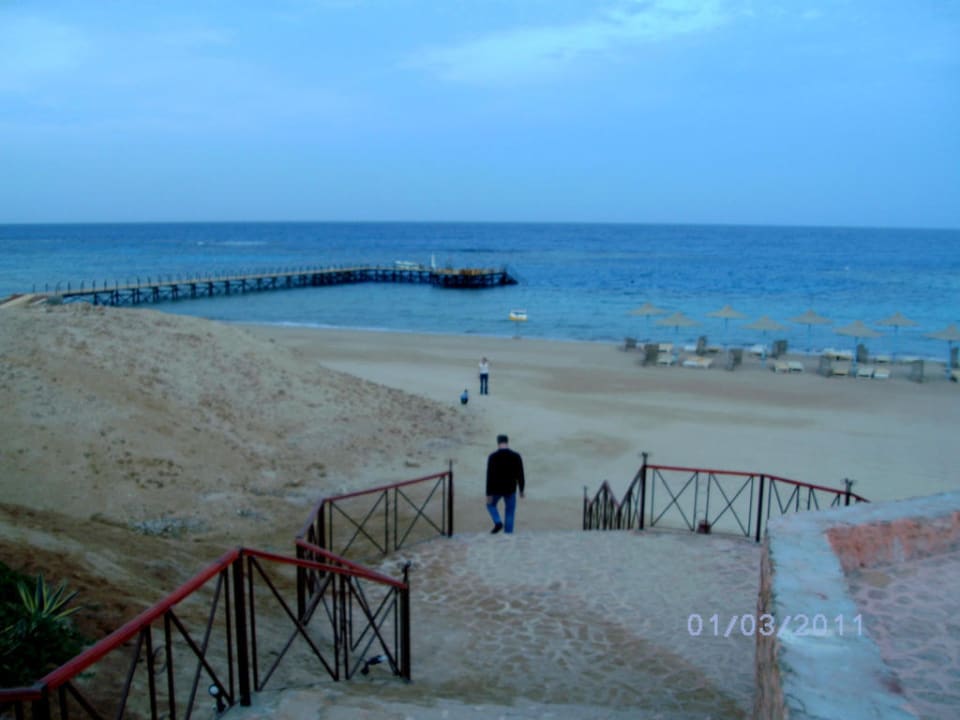 Weg über Treppen zum Strand Fantazia Resort Marsa Alam