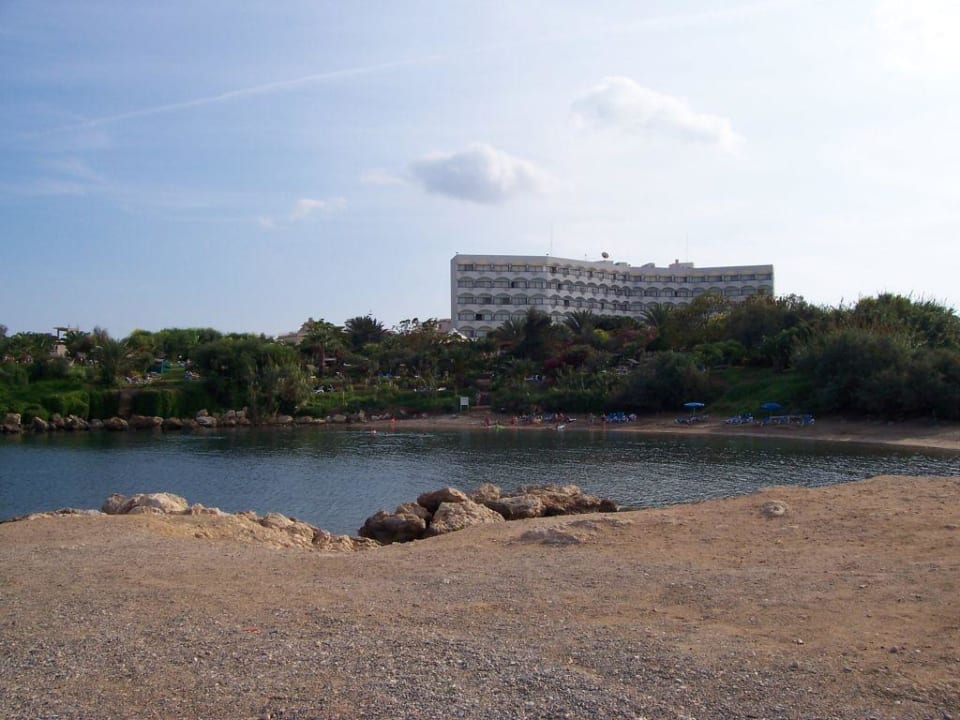 Blick aufs Hotel und die Gartenanlage Crystal Springs Beach Hotel
