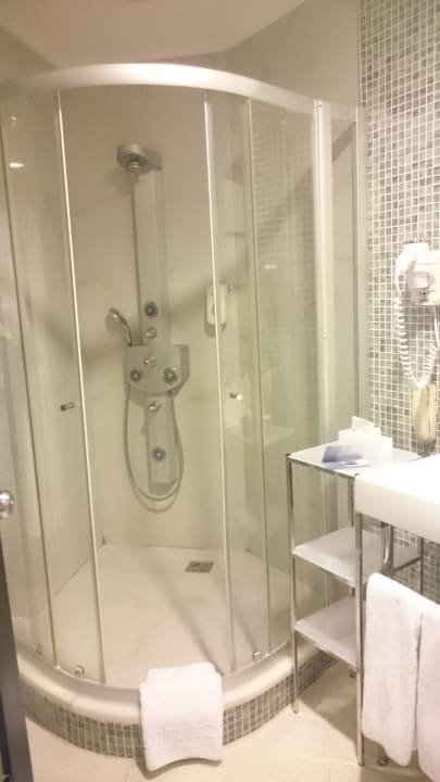Badezimmer mit Regenwalddusche Limak Lara Deluxe Hotel & Resort