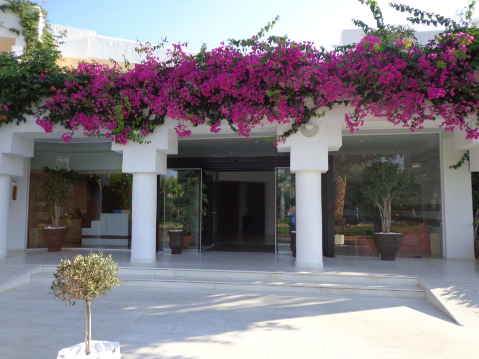 Eingang Anissa Beach & Village