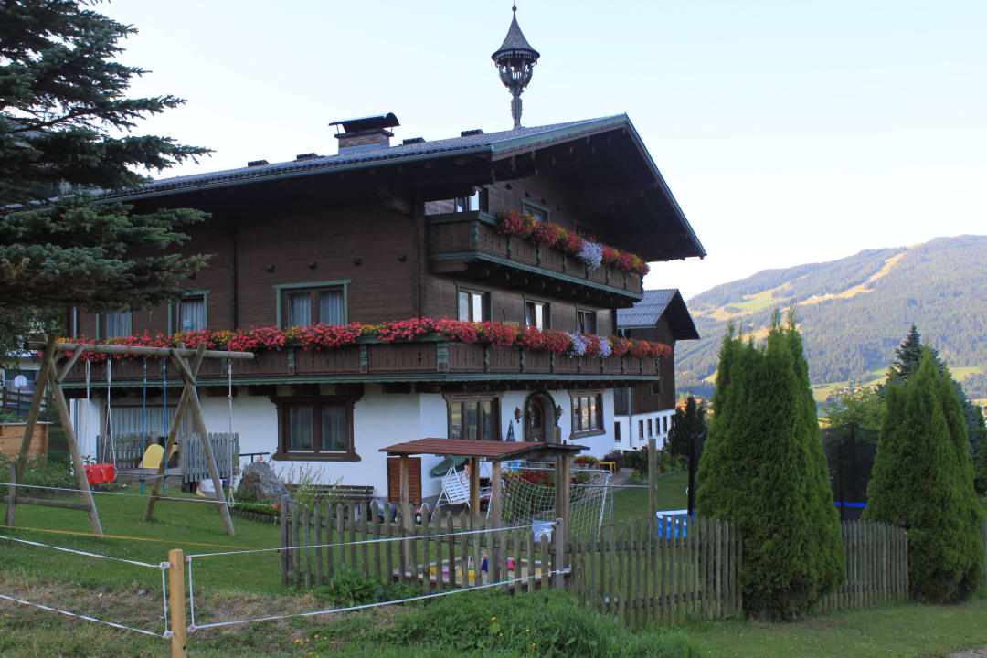Hausansicht mit Spielplatz Bauernhof Unterbaumgarten