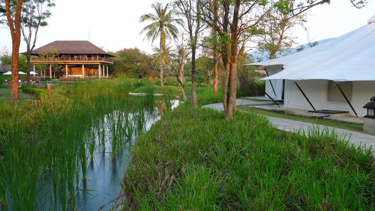 Rechts eine der tented villas Hotel Kirimaya Golf Resort & Spa