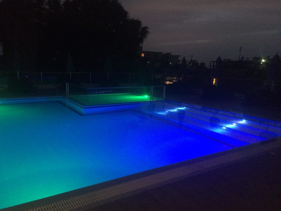 Pool am Abend Cosmopolitan Kos