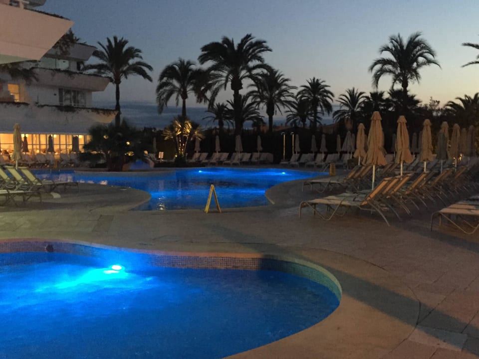 Poolanlage am Abend VIVA Eden Lago