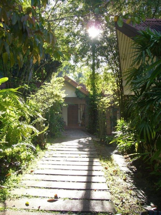 Weg durch Bungalowanlage Hotel Ao Nang Paradise Resort