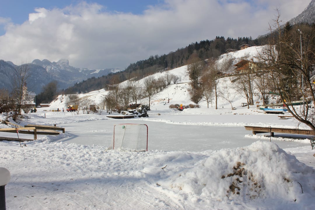 Zugefrorener See POST Family Resort