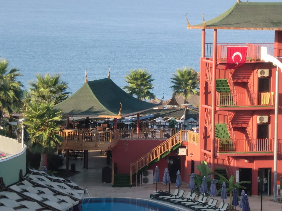 Unter dem Dach ist das Fischrestaurant Siam Elegance Hotels & Spa