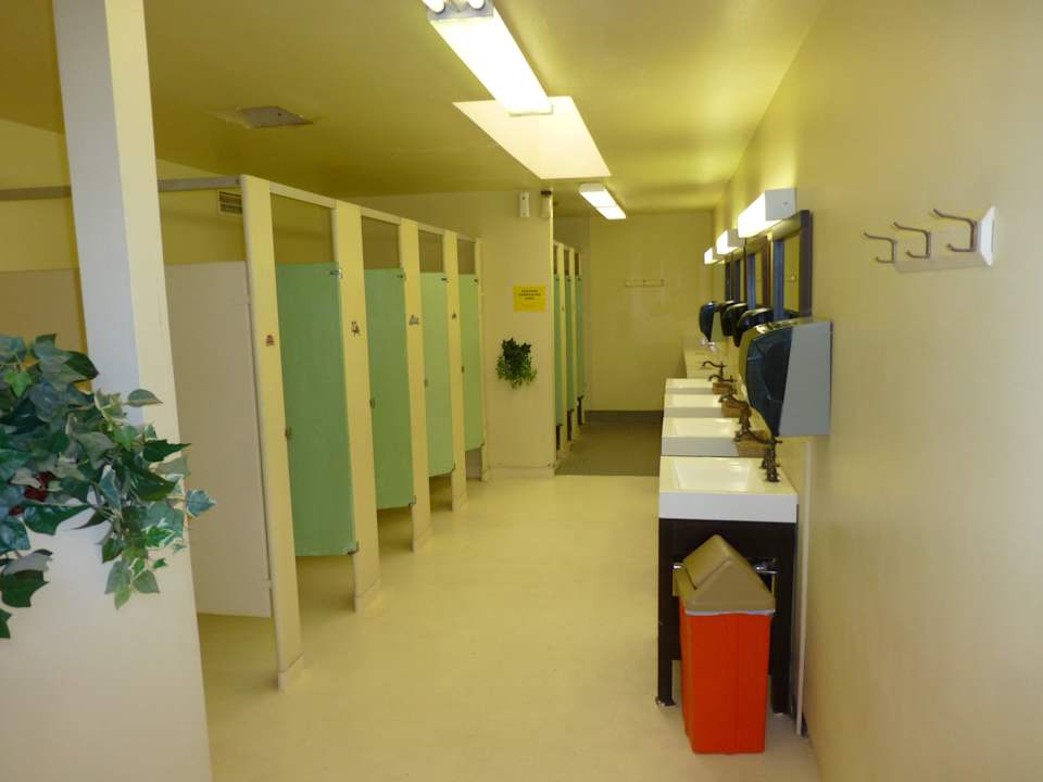 Gemeinschaftswaschraum, WC Herren KOA Campground Seligman