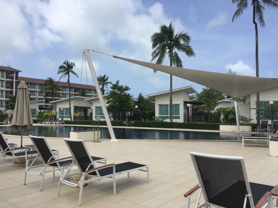 Pool hinter der Ladenzeile Kantary Beach Hotel - KHAO LAK