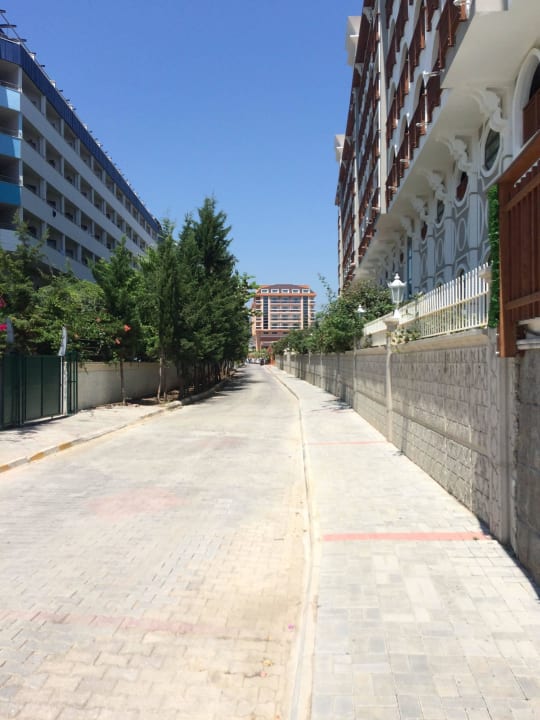 Weg zum Strand Dizalya Palm Garden