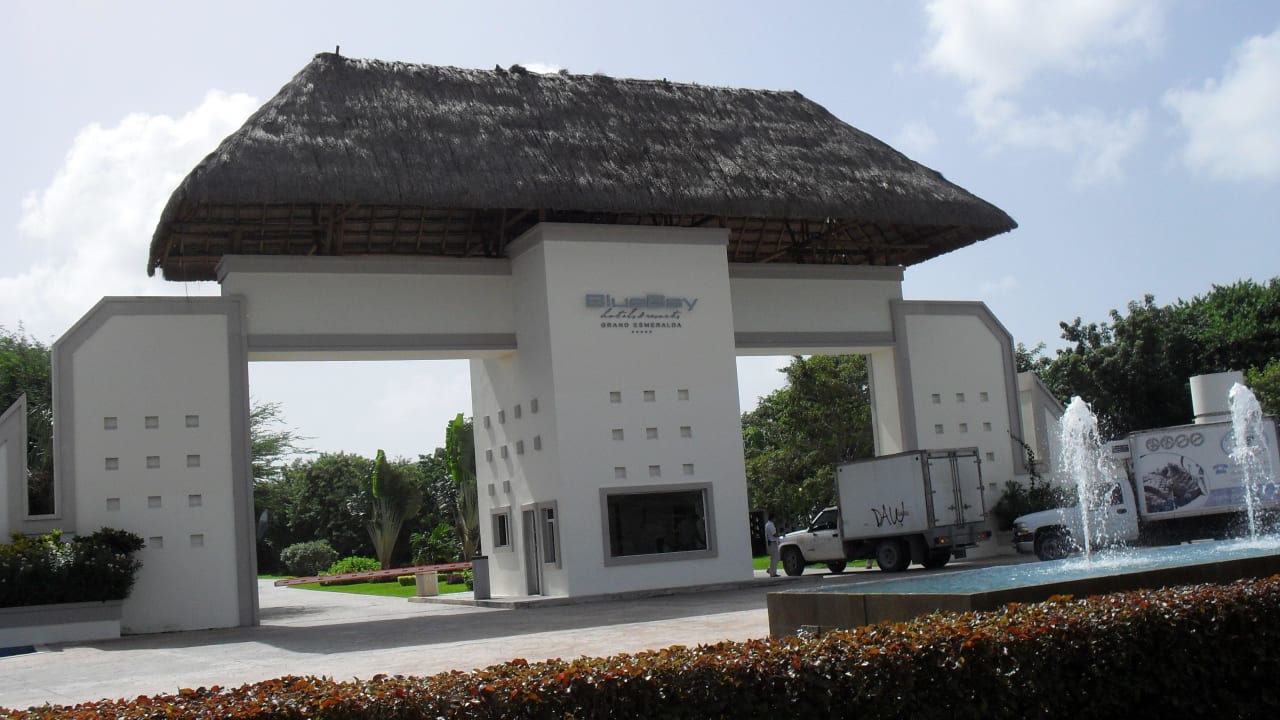 Vor dem Hotel BlueBay Grand Esmeralda