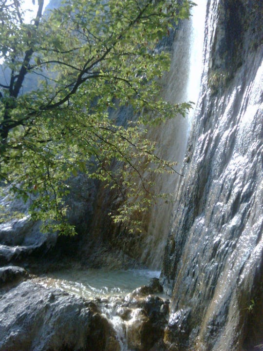 Wasserfall in der Gartenanlage Centro Vacanze La Limonaia