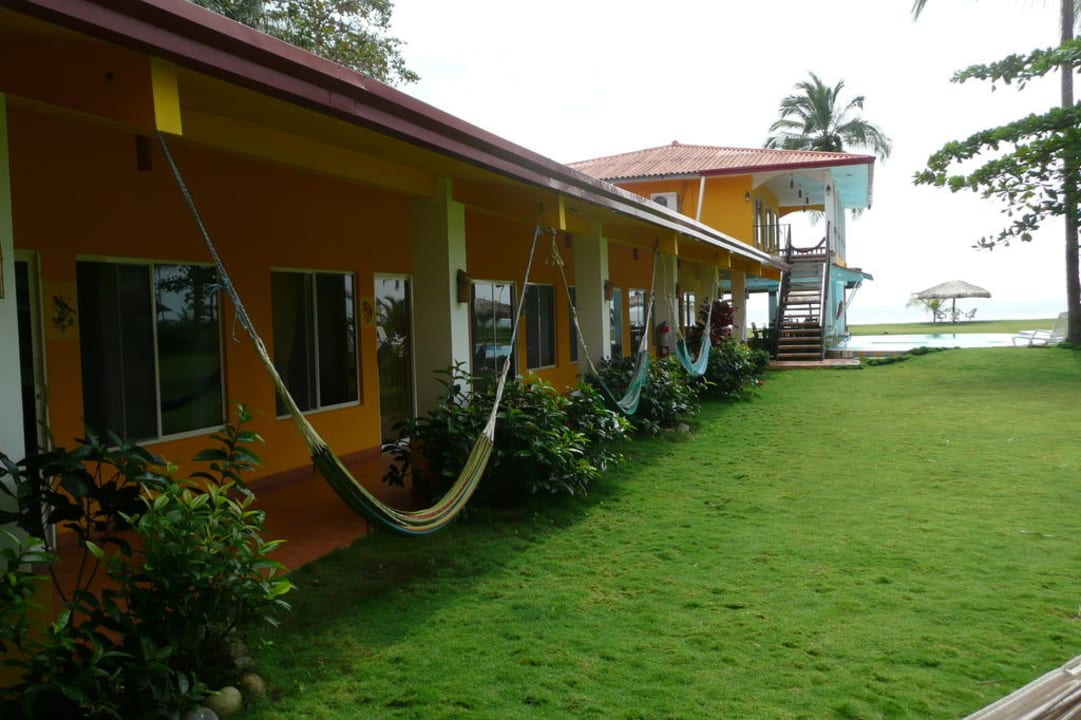 Hängematten vor den Zimmern Las Lajas Beach Resort