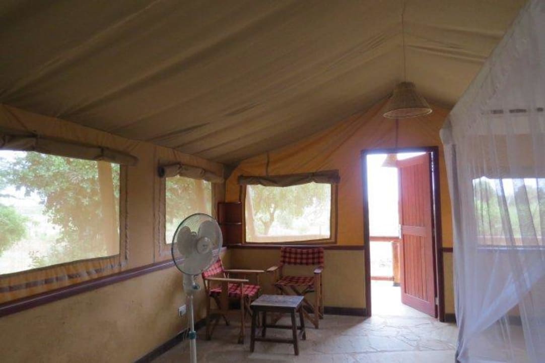 Blick zur Tür Sentrim Tsavo Lodge