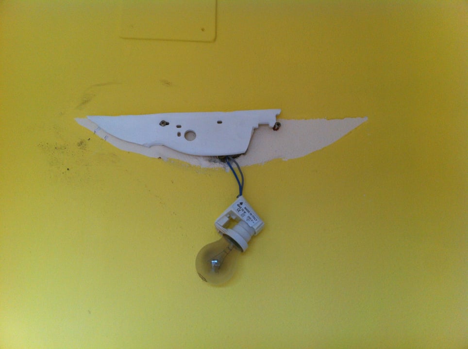 Elektroinstallation vor dem Zimmer Falkensteiner Club Funimation Garden Calabria