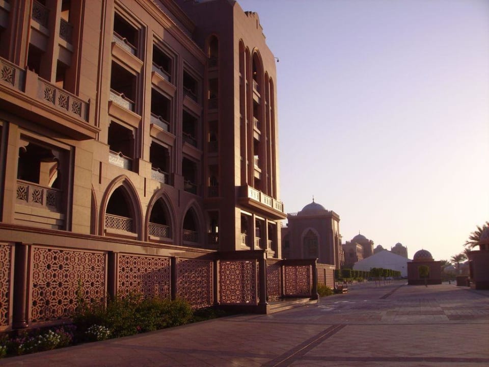 Aussnansicht vor dem Sonnenuntergang Emirates Palace Mandarin Oriental