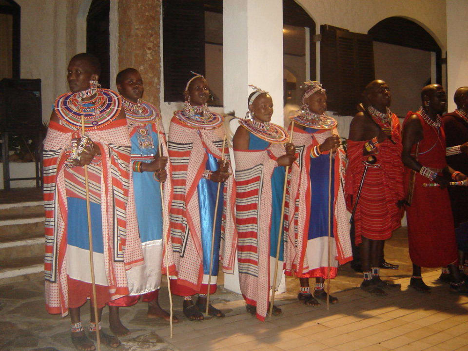 Masaikrieger im Abendprogramm Hotel Diani Sea Lodge