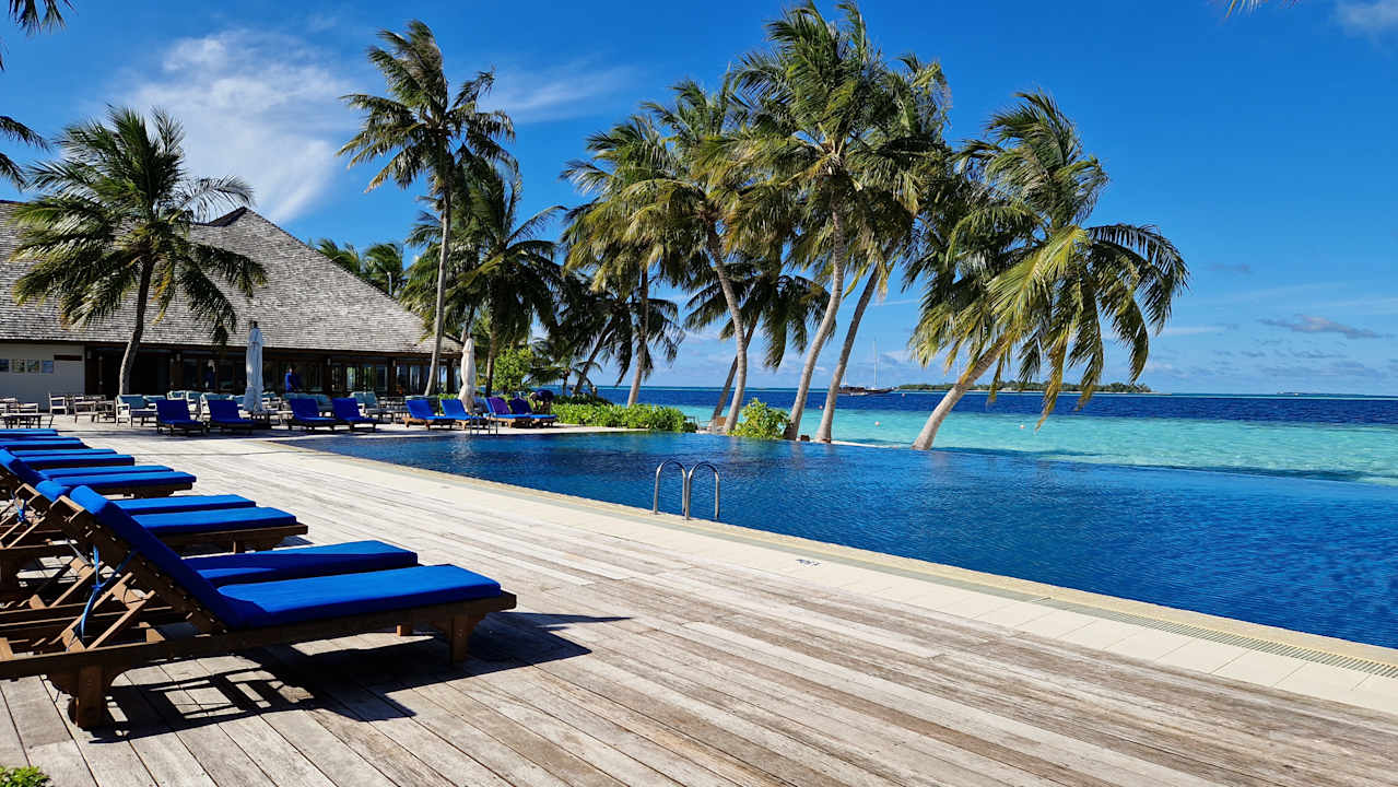 Pool Vilamendhoo Island Resort & Spa