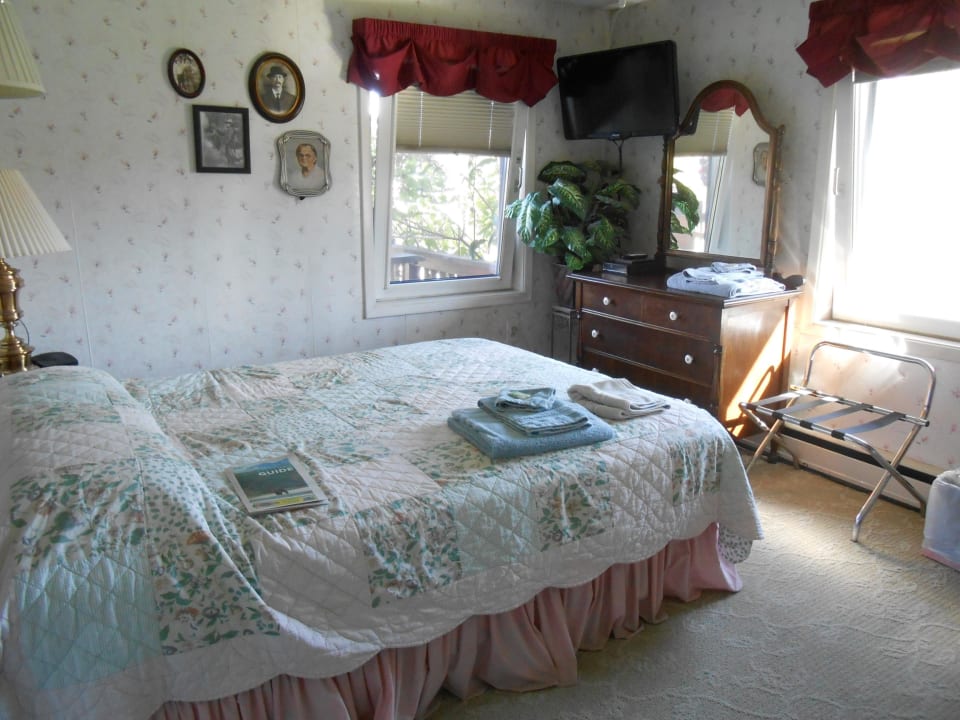 Dopelzimmer links Bed & Breakfast A Downtown Log Cabin Hideaway